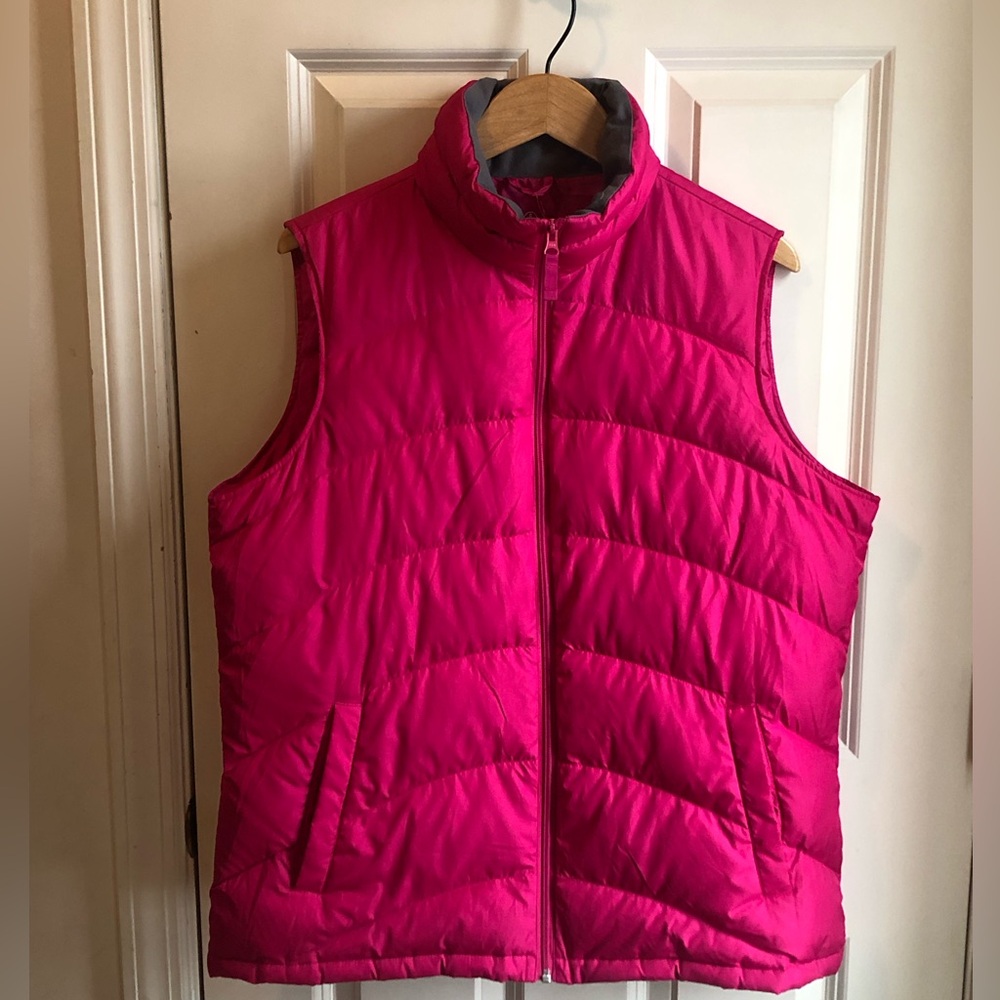 Lands' End Vibrant Magenta Pink Puffer Vest!
NWOT! Size L/T. Down filled. COZY!